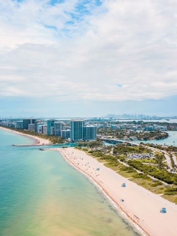 Bal Harbour vs. Surfside: Which North Miami Beach Address Suits Your Style? blog section image