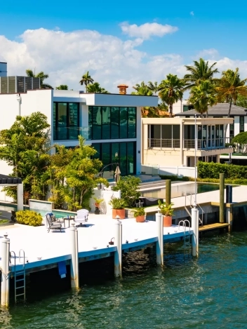 Pool, Dock, or Both? What Your Villa’s Outdoor Space Says About Your Miami Stay blog section image