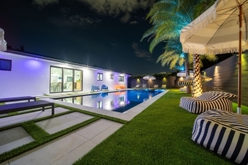 5 Br SunnyDaze Villa Miami-Pool Spa. Image 8