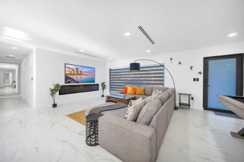 Luxury Villa in Miami Near Beaches Image 11