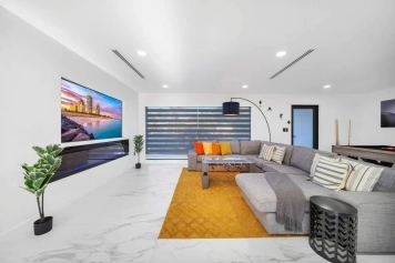 Luxury Villa in Miami Near Beaches Image 1