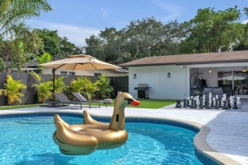 Miami Casa Bella I Near Beaches, heated Pool. Image 6