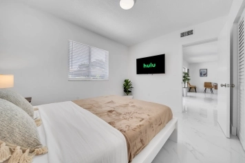 Miami Casa Bella I Near Beaches, heated Pool. Image 34