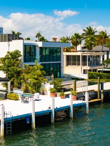 Pool, Dock, or Both? What Your Villa’s Outdoor Space Says About Your Miami Stay blog image