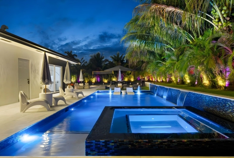 Villa Luna Miami-Pool•Hot tub•Sunken Fire Pit•Games section image
