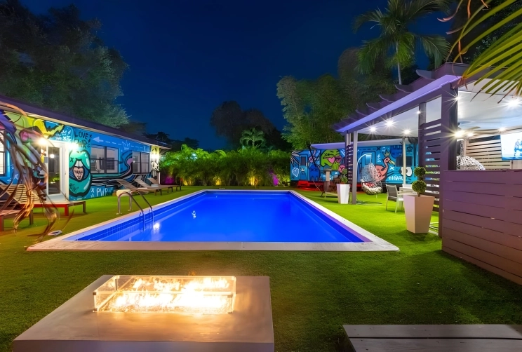 Villa del Mar | Stylish Pool section image